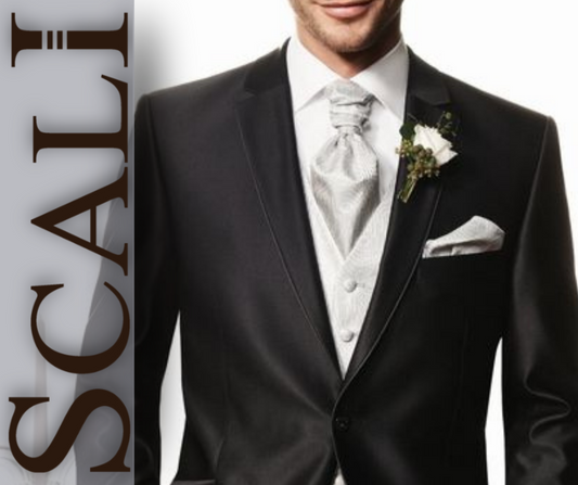 Abito cerimonia uomo con plastron e fazzoletto da taschino. Titolo: Scarpe, Cravatta o Fiocchino/Papillon: Quali abbinare al proprio stile?